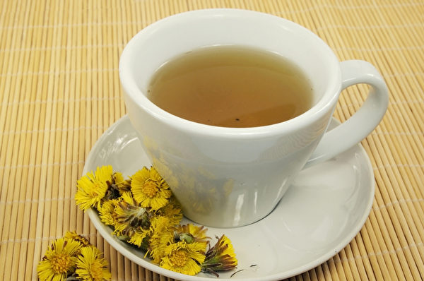 菊花茶有清熱去火的作用，可以改善上火引起的痘痘和口瘡。