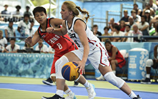 美國女籃界新生代潛力女球員海莉·范·麗思（Hailey Van Lith）在比賽中。(Marcelo Endelli/Getty Images)