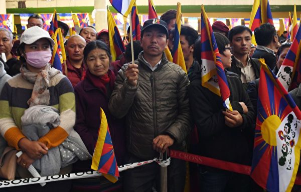 来自世界各地的支持者聚集西藏流亡政府所在地、印度北部山区的达兰萨拉举行纪念活动。（MONEY SHARMA/AFP/Getty Images)