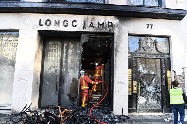 3月16日，在第18輪黃背心示威活動中，巴黎香街上的奢侈品皮具店Longchamp被洗劫燒毀。（ALAIN JOCARD/AFP/Getty Images）