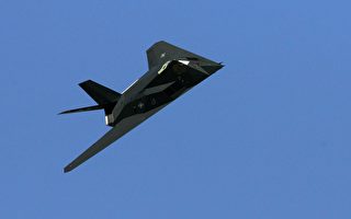 世界第一款匿踪战机 美军F-117飞越死亡谷