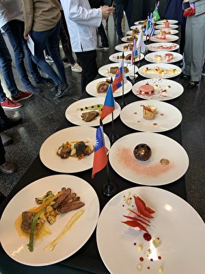 12國代表隊鹹主菜及甜點，均以國旗標示。前方為臺灣作品。（駐法國臺北代表處提供）