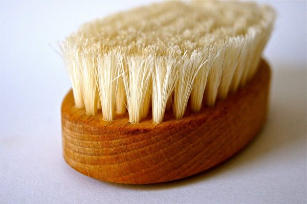 FDA建议食用酪梨前，先用蔬果刷（produce brush）擦洗外皮，冲洗后再用纸巾或干净的布揩干。（公有领域）