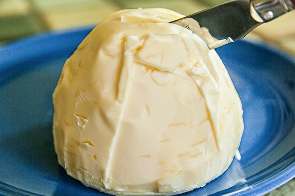 黄油等奶油类制品，其主要成分就是饱和脂肪。