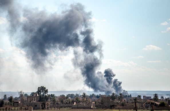 美国的支持部队3月1日向恐怖组织伊斯兰国（ISIS）发动最后一波袭击。图为叙利亚东部巴古兹村庄3月3日冒出浓浓烟雾。（Bulent Kilic/AFP/Getty Images）