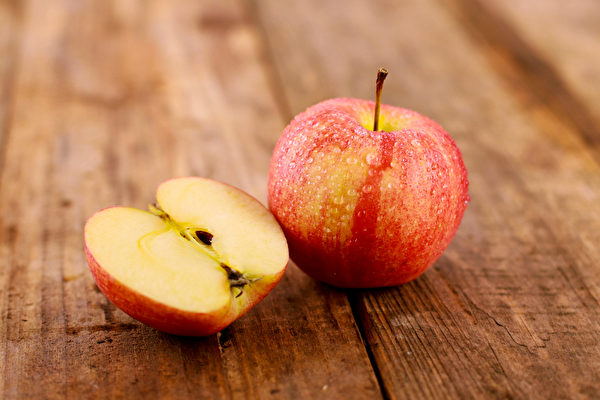 蘋果皮中的營養比果肉更豐富，含有大量的蘋果多酚和膳食纖維。(Shutterstock)