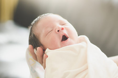 媽媽在懷孕期間和嬰兒出生後的做的事（如飲食、哺乳等），會影響嬰兒過敏與氣喘的風險。(Shutterstock)