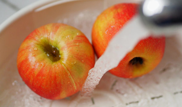 清洁苹果农药的秘诀，就是用流动的水冲洗，最好同时用软毛刷来刷果皮。(Shutterstock)