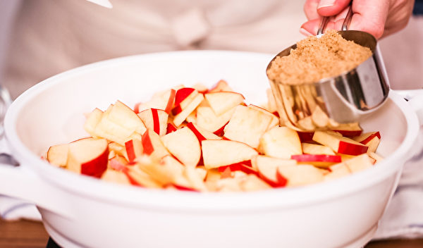 苹果皮没有果肉好吃，为了吃起来更好入口，可以切块后再烹调。(Shutterstock)