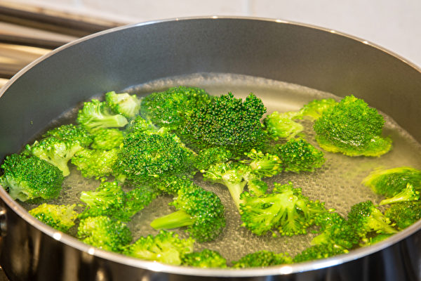 绿花椰菜（西兰花）含维生素C等丰富营养素，煮汤喝营养不易流失。(Shutterstock)