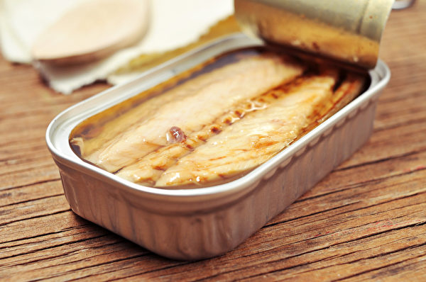 健康食物第二名是鲭鱼。鲭鱼罐头营养丰富，其 DHA的含量是生青鱼的两倍。(Shutterstock)
