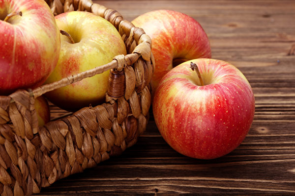 苹果中的抗氧化物质有助修复肺部炎症，煮熟后其果胶可以保护血管。(Shutterstock)