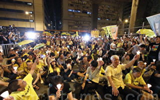 「燭光撐九子」 上千港人收押所外集會聲援