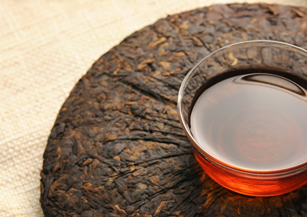 普洱茶经过发后产生的天然酵素，可以分解腹部脂肪，减少血液中三酸甘油脂与胆固醇。(Shutterstock)