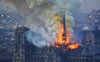 组图：巴黎圣母院大火 众人心碎