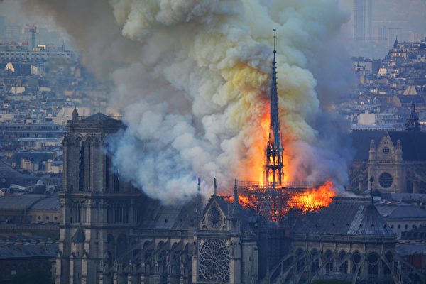 組圖：巴黎聖母院大火 眾人心碎