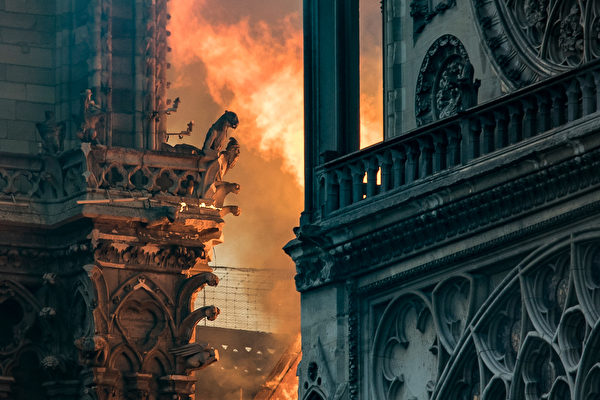 2019年4月15日，烈火映红了巴黎圣母院的外墙。 (THOMAS SAMSON/AFP/Getty Images)