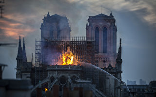 巴黎圣母院大火 有网民称看到耶稣及人脸