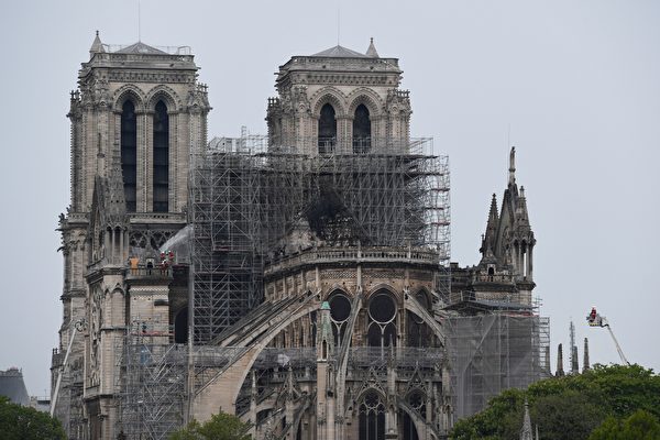 巴黎聖母院大火 官方救火視頻場景令人心痛