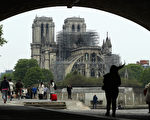 巴黎聖母院（Notre-Dame Cathedral）屋頂15日在一場大火中全毀，各界發起捐款協助重建工程。不到24小時內，企業的大額捐款總額已近7億歐元。