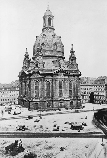 The Frauenkirche cathedral in Dresden, circa 1870. (Photo by Hulton Archive/Getty Images)