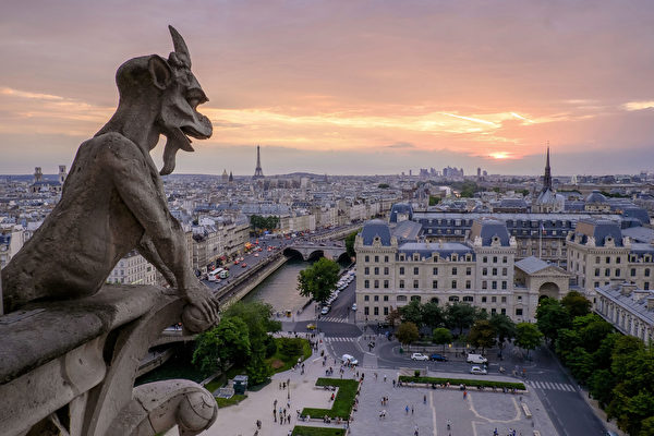 巴黎圣母院的石像兽俯视着日出时分的塞纳河。（公有领域）