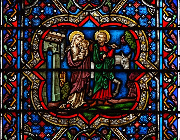 《逃亡埃及》，巴黎圣母院玻璃花窗。（公有领域）