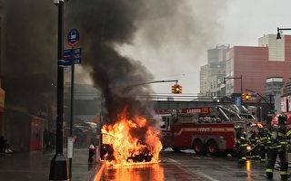 法拉盛緬街 麵包車突然自燃