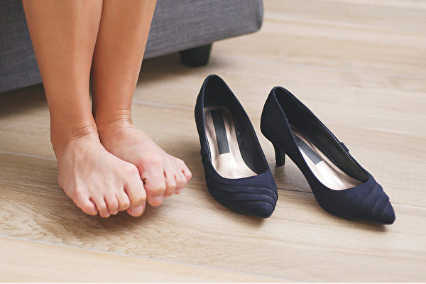 穿高跟鞋会对脚产生很大伤害吗？手术后可否穿高跟鞋？(Shutterstock)