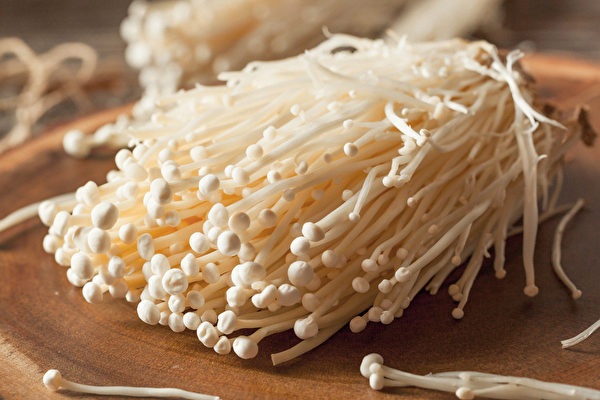 金针菇中含蘑菇壳聚糖和丰富的膳食纤维，有减内脏脂肪、瘦小腹的功效。(Shutterstock)