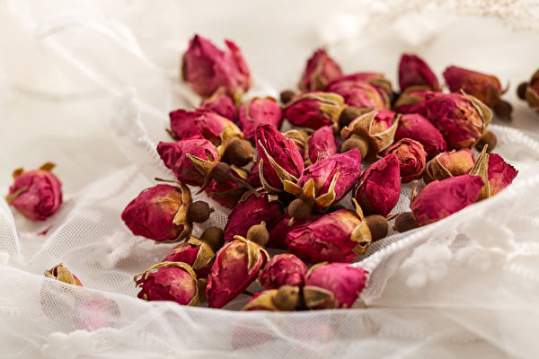 挑选玫瑰花，以花朵大、完整、紫红色、不露芯、香气浓郁的花蕾为最佳。(Shutterstock)