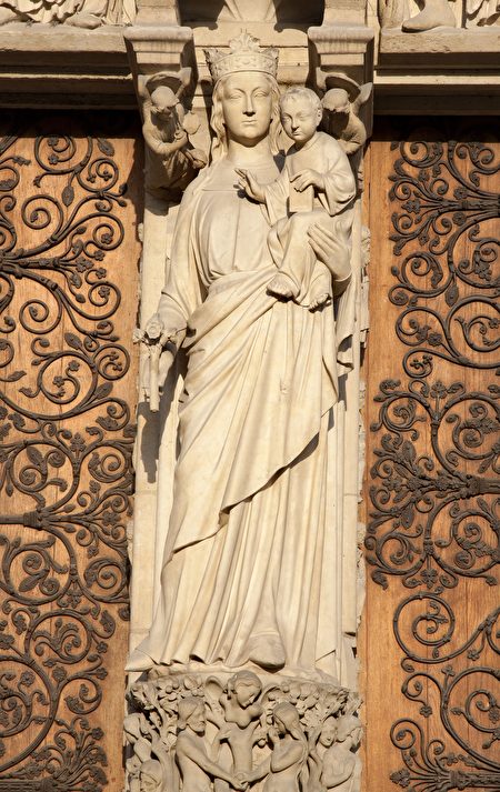 巴黎圣母院正面的圣母之门，门柱上是圣母子雕像。(shutterstock)