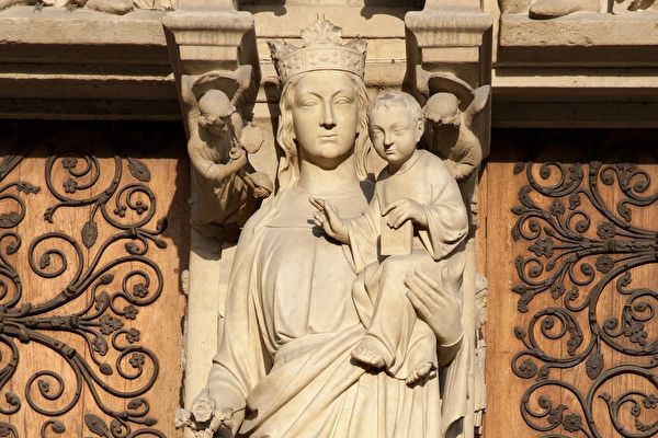 巴黎圣母院正面的圣母之门，门柱上是圣母子雕像。(shutterstock)