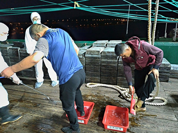陆籍渔船越界 淡水海巡搜出31公斤猪肉