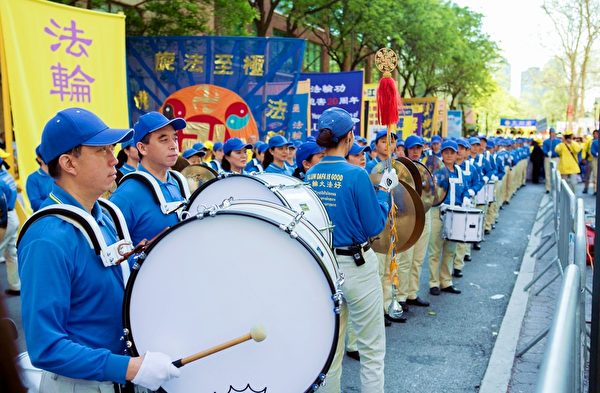 2019年5月16日，来自全世界的近万名法轮功学员在美国纽约联合国对面的哈玛绍公园举行盛大集会。（李莎／大纪元）