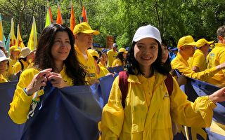 5月16日，Janet Feng（右）首次參加紐約的法輪功遊行，心情非常激動。（紹燕／大紀元）