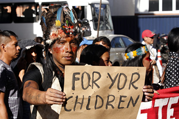 2019年5月16日，瓦拉尼土着居民在位于首都基多的自然资源部门外抗议政府开掘亚马逊地区的政策。(CRISTINA VEGA/AFP/Getty Images)