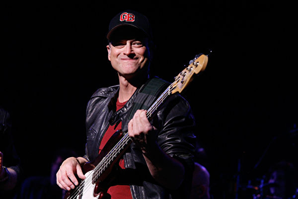 Gary Sinise performs at the benefit concert for Army SPC Bryan Dilberain at the Brooklyn Center for the Performing Arts on April 27, 2012 in the Brooklyn borough of New York City. (Andy Kropa/Getty Images)