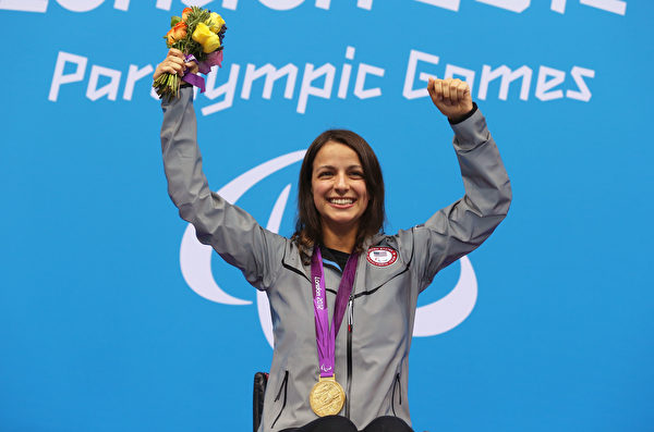 维多利亚阿伦于2012年获得特奥会女子100米自由泳金牌。(Clive Rose/Getty Images)