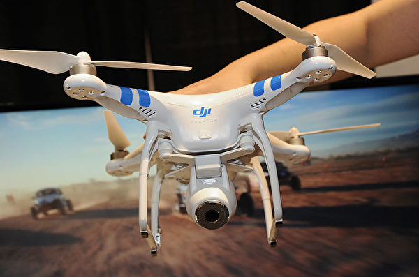 網絡研究科學家拉尼爾．沃特金斯表示，經過測試發現大疆無人機確實存在漏洞，外人不僅可以提取機上信息，甚至可以劫持無人機。（Robyn Beck/AFP/Getty Images）