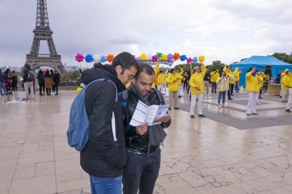 人权广场上的市民和游客纷纷了解法轮功真相。（关宇宁/大纪元）