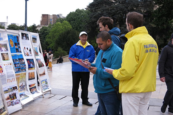 人權廣場上的市民和遊客簽名聲援法輪功學員反迫害。（關宇寧/大紀元）