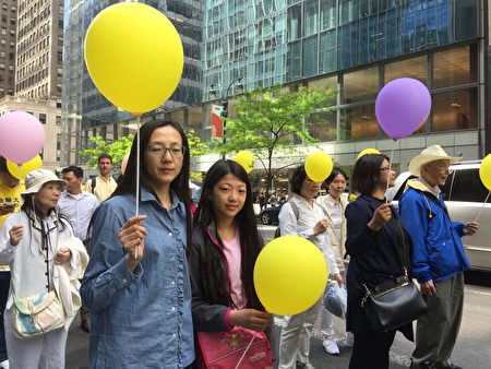 欧洲华人冉华和女儿在5月16日法轮功学员纽约游行队伍中。