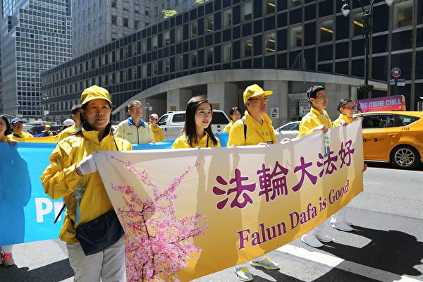 （左一至左三）2019年5月16日，王会娟、李扶摇和李振军在庆祝法轮大法洪传27周年曼哈顿大游行中。（施萍／大纪元）