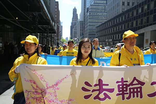 （左起）2019年5月16日，王会娟、李扶摇和李振军在庆祝法轮大法洪传27周年曼哈顿大游行中。（施萍／大纪元）