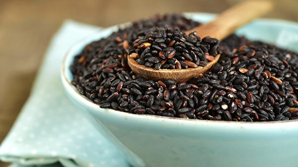 黑米和桂圆煮粥喝，可以养心安神，补肾益精。(Shutterstock)