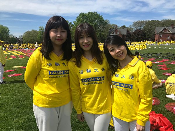 2019年5月18日，崔秀枝（中）等香港法轮功学员在纽约总督岛排字活动中。（林丹／大纪元）