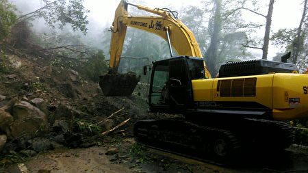 省道台21线129.5k处因豪雨坍方,交通中断,公路总局机具人员已进场,预计傍晚六时抢通。
