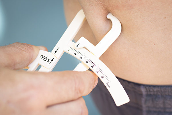 用体脂钳测量体脂肪率，是较为简单、且参考价值较高的方法。(Shutterstock)