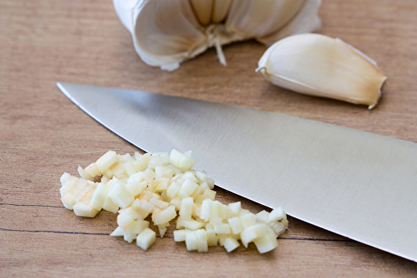 葱蒜最好在切碎后生吃，并且仔细咀嚼，才能达到更好的抗癌效果。(Shutterstock)